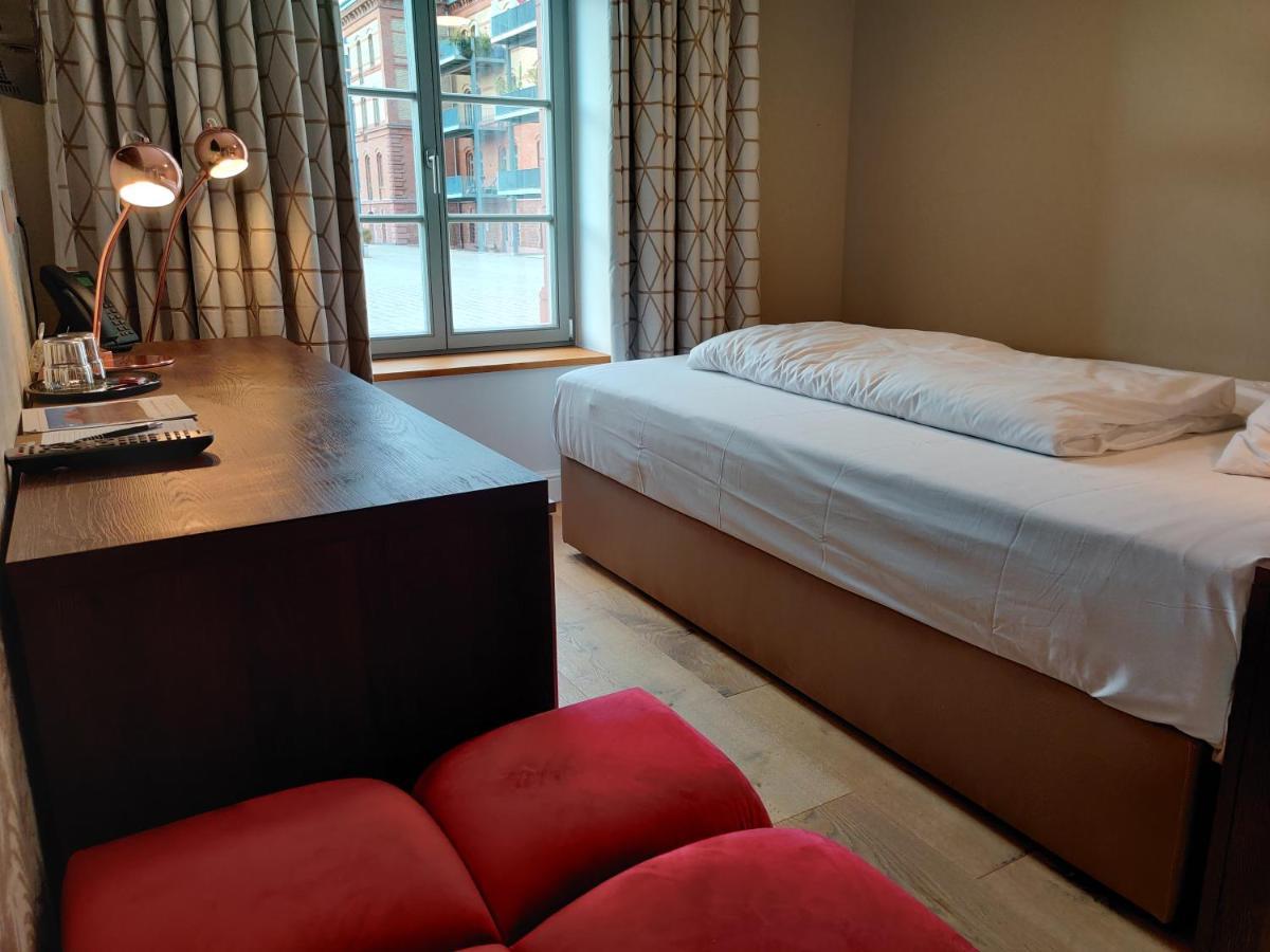 Amelie No 1 Hotel & Appartements ลันเดาอินแดร์ฟัลซ์ ภายนอก รูปภาพ