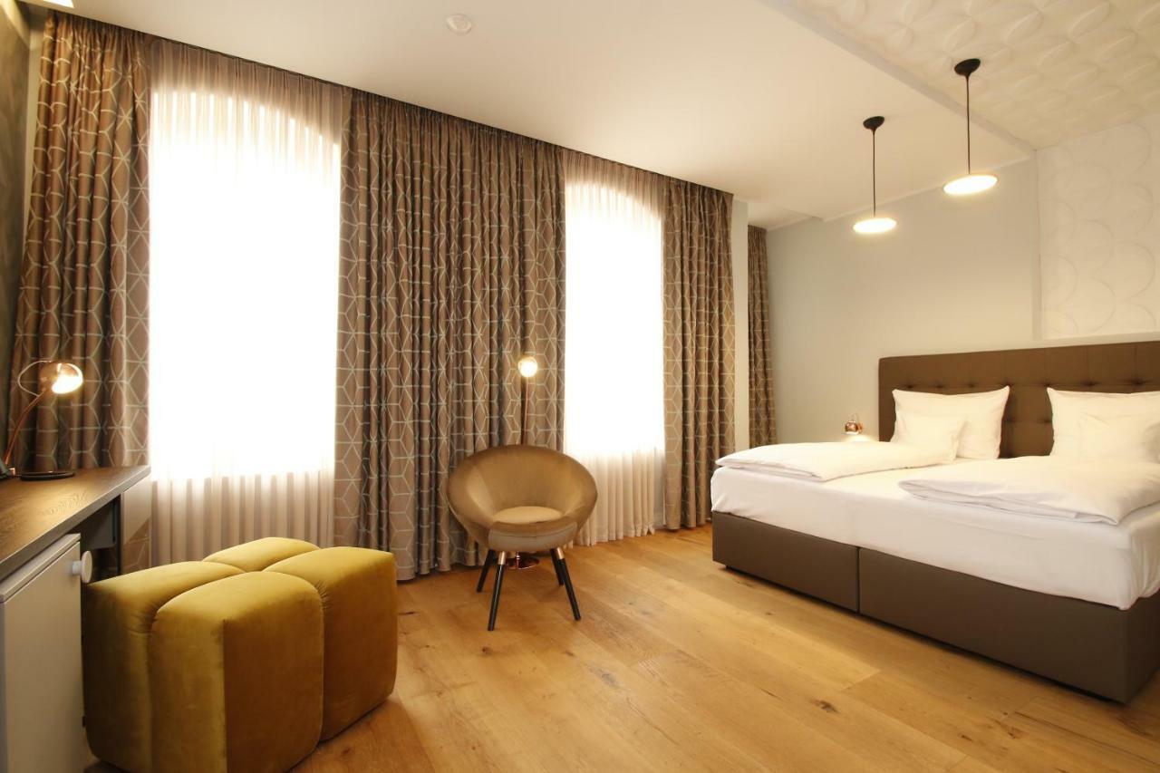 Amelie No 1 Hotel & Appartements ลันเดาอินแดร์ฟัลซ์ ภายนอก รูปภาพ