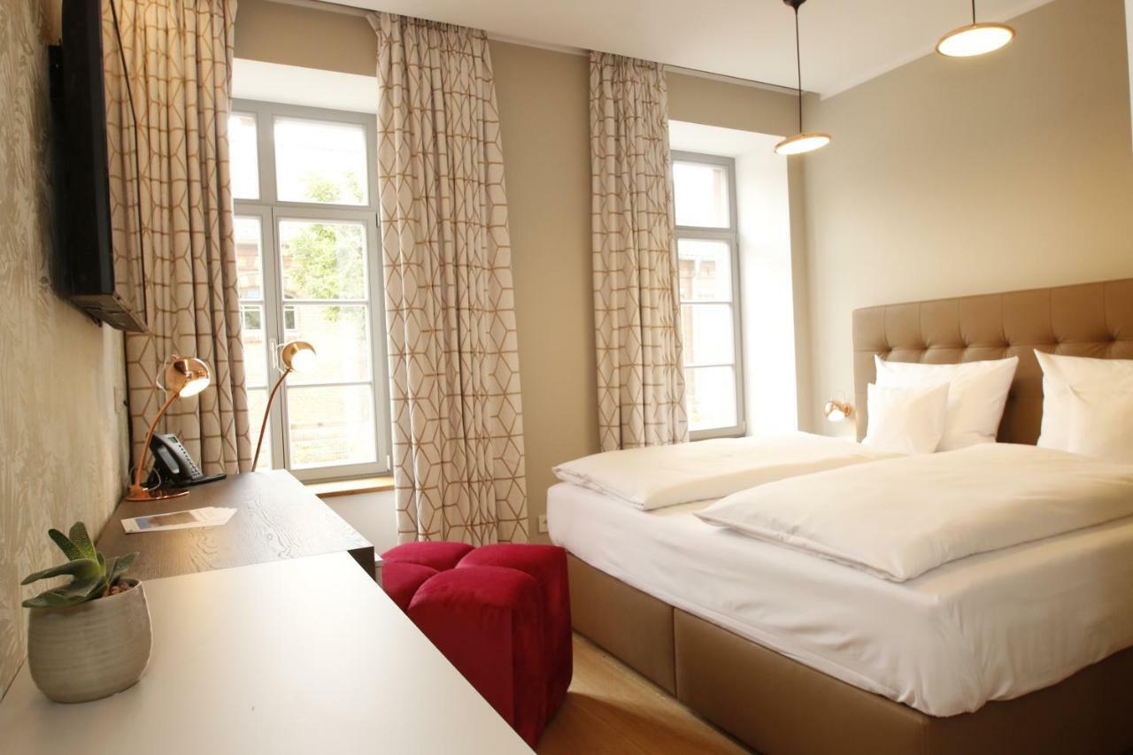 Amelie No 1 Hotel & Appartements ลันเดาอินแดร์ฟัลซ์ ภายนอก รูปภาพ