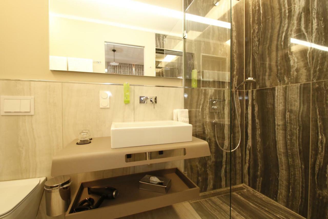 Amelie No 1 Hotel & Appartements ลันเดาอินแดร์ฟัลซ์ ภายนอก รูปภาพ