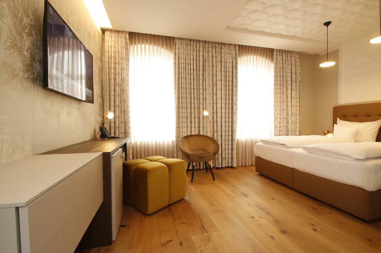 Amelie No 1 Hotel & Appartements ลันเดาอินแดร์ฟัลซ์ ภายนอก รูปภาพ