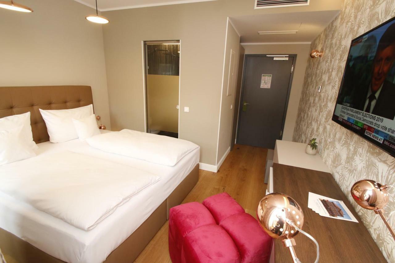 Amelie No 1 Hotel & Appartements ลันเดาอินแดร์ฟัลซ์ ภายนอก รูปภาพ