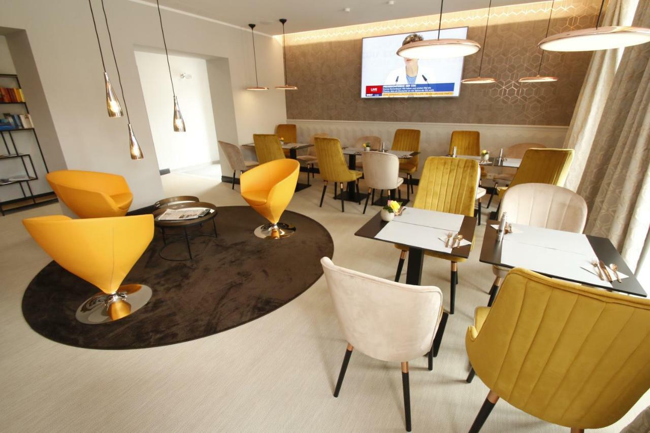 Amelie No 1 Hotel & Appartements ลันเดาอินแดร์ฟัลซ์ ภายนอก รูปภาพ