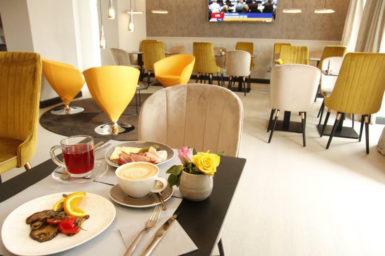 Amelie No 1 Hotel & Appartements ลันเดาอินแดร์ฟัลซ์ ภายนอก รูปภาพ